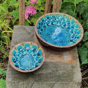 Handgemaakte halve bollen van keramiek met een rijkelijke bewerking in een mooie blauwe kleur geglazuurd. Randen en buitenkant van de bollen zijn voorzien van een bronskleurige glazuur.